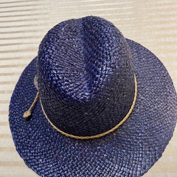 Woman’s Navy Blue Straw Hat Sea Shell Tan gold band accent. - Picture 5 of 5